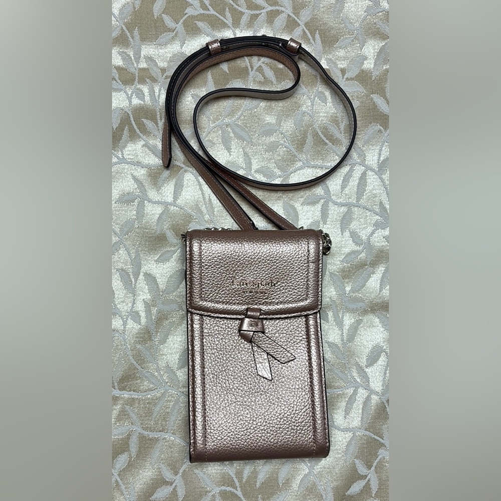 Kate Spade Knot phone crossbody leather purse in rosegold (New without tags)